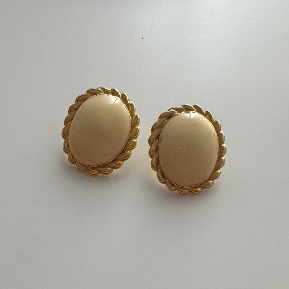 Vintage 1980s Oval Shaped Gold Tone w/ Pearl Color - Inlay Pierced Earrrings